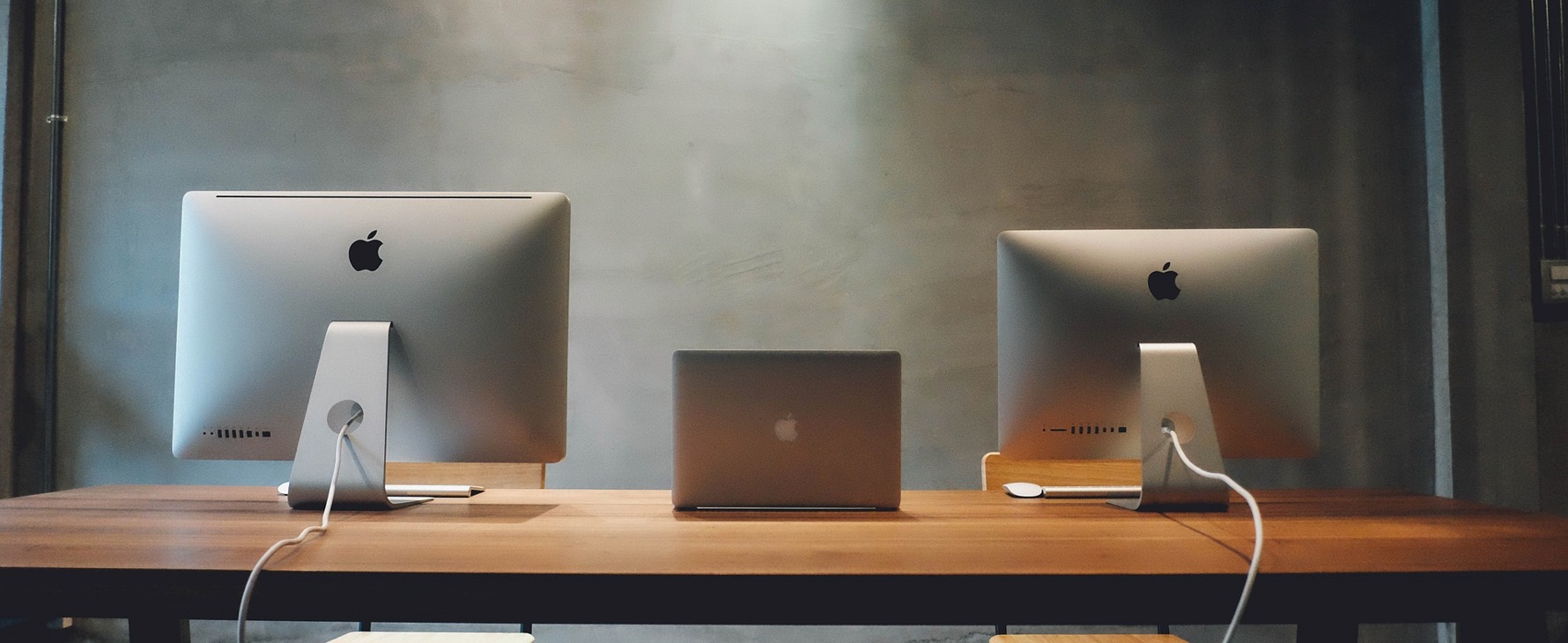 Postes de travail Mac sur un bureau