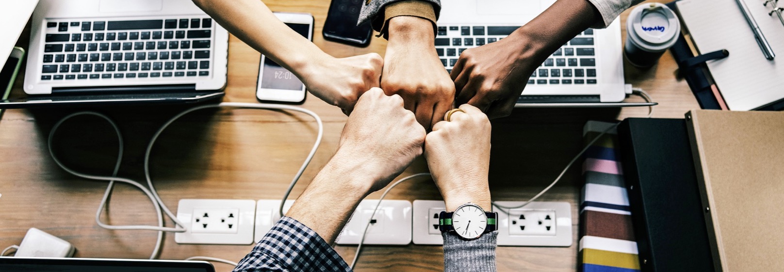 Mains réunies au-dessus d'un bureau